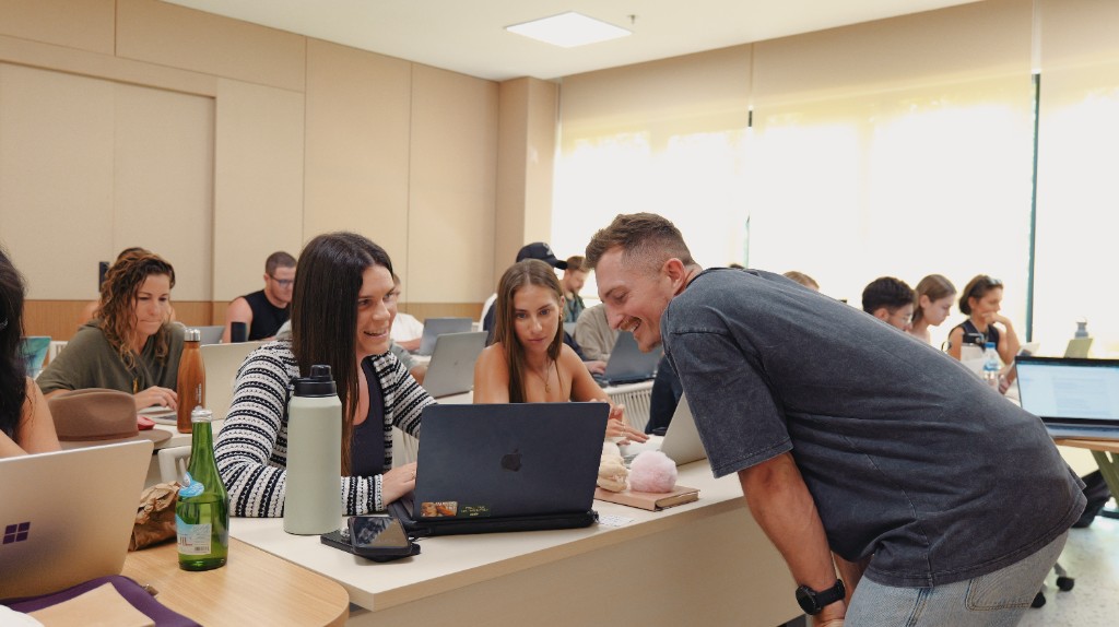 Ross helping a workshop participant at their laptop